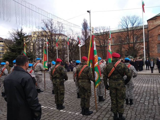 С тържествен водосвет осветиха бойните знамена на армията