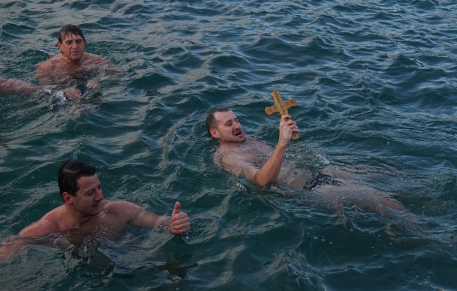 65 смелчаци скочиха за кръста във Варна