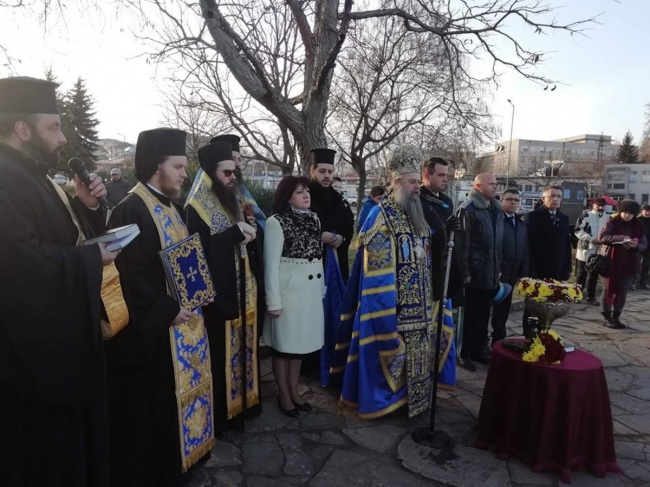 Цвета Караянчева участва в Богоявленския ритуал в Кърджали