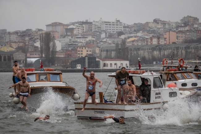 Мъж почти се удави при хвърлянето за кръста в Истанбул