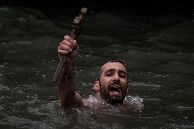 Мъж почти се удави при хвърлянето за кръста в Истанбул