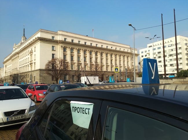 Протестиращи автоинструктори блокираха центъра на София