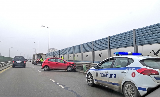 Лек автомобил катастрофира на път за летище София