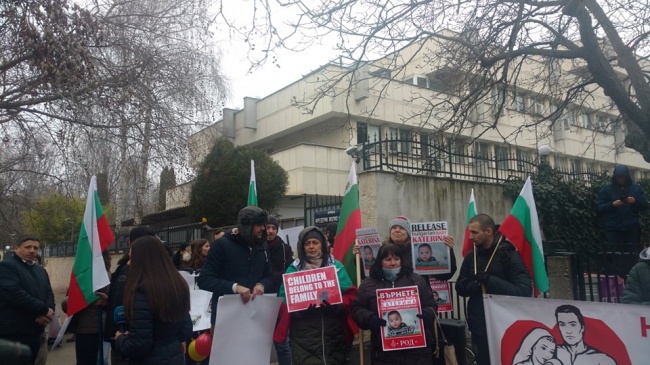 Протест в София заради случая с отнетото бебе от българско семейство в Германия