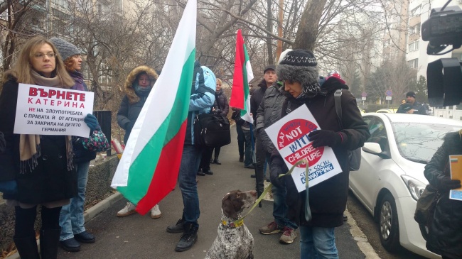 Протест в София заради случая с отнетото бебе от българско семейство в Германия