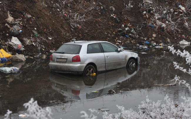 Лек автомобил Ауди падна в река Владайска