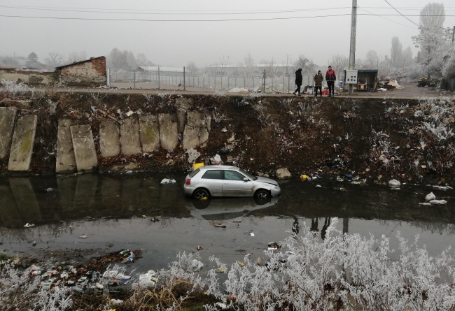 Лек автомобил Ауди падна в река Владайска