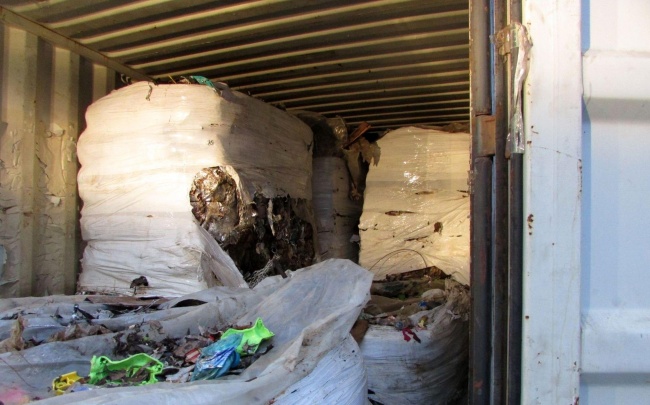 На пристанището във Варна бяха открити 25 контейнера с незаконен боклук от Италия