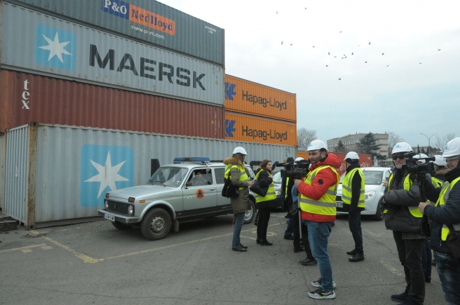 Отварят контейнерите с италианския боклук на пристанището в Бургас