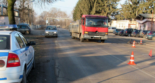 Камион и кола последователно блъснаха велосипедист край Русе