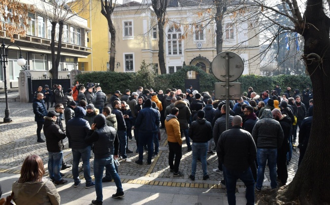  Фенове на Ботев Пловдив на протест пред гръцкото посолство 