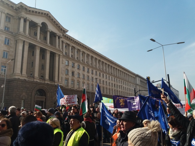 Национален протест в София срещу горенето на боклук и водната криза
