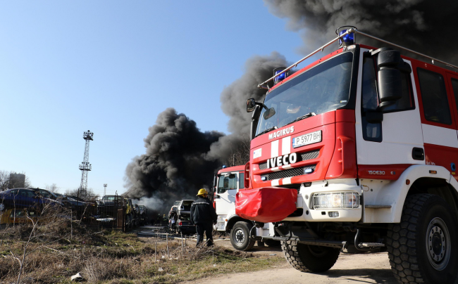 Голям пожар гори в автоморга в Хасково