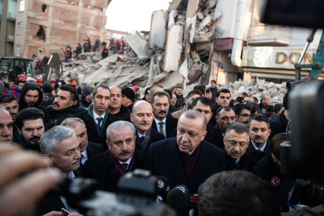 Мощно земетресение остави район в Турция в руини