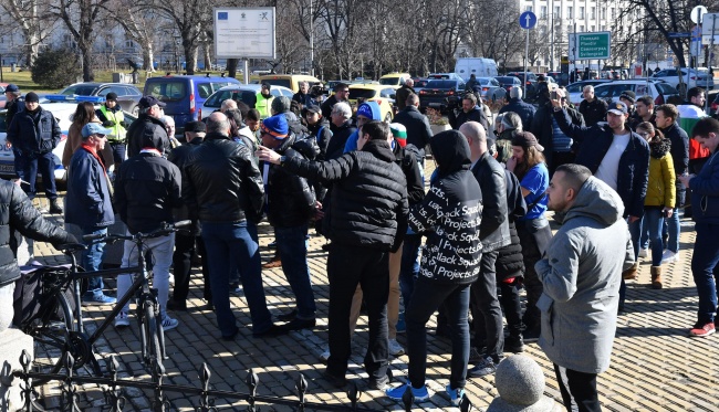 Фенове на ''Левски'' се събраха пред парламента