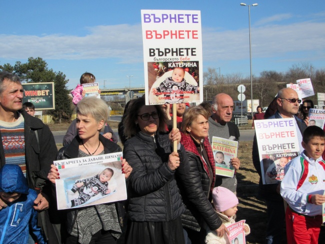 40 коли затвориха кръговото на Дунав мост в протест за бебето Катерина
