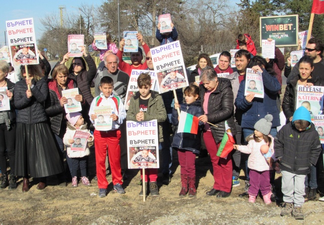 40 коли затвориха кръговото на Дунав мост в протест за бебето Катерина