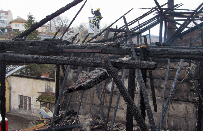 Къща изгоря до основи при пожар в Русе