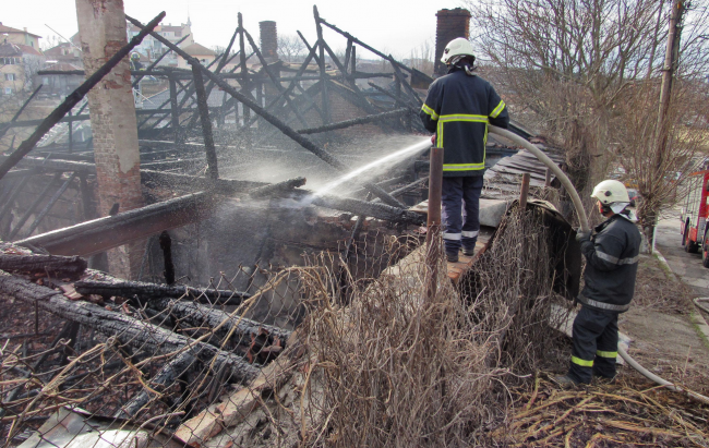 Къща изгоря до основи при пожар в Русе