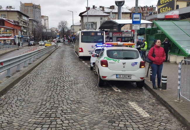 Автобус блъсна пешеходка на ключово кръстовище в София