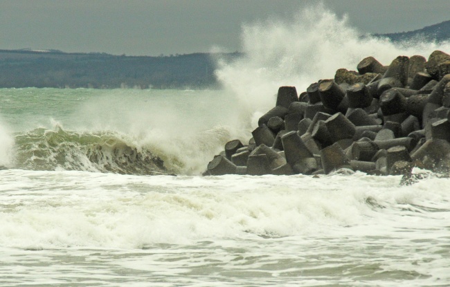 Силен вятър и бурно море затвориха Пристанище Бургас