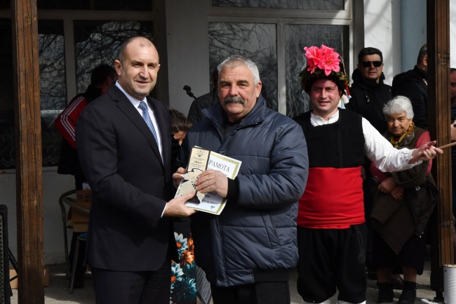 Президентът Румен Радев заряза лозята в ивайловградското село Свирачи
