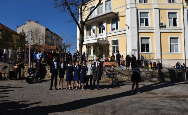 С вълнуваща възстановка припомниха началото на Езикова гимназия в Ловеч