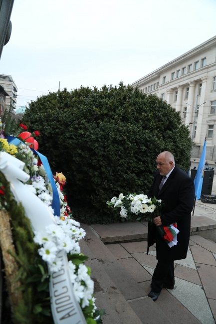 Бойко Борисов поднесе цветя пред паметника на Васил Левски 