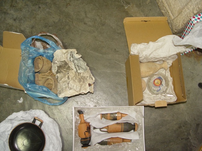 В помещения на Божков са открити множество предмети с белези на движими културни ценности, съхранявани в „насипно състояние“