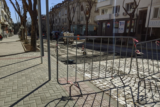 Преасфалтират наскоро асфалтирана улица във Варна