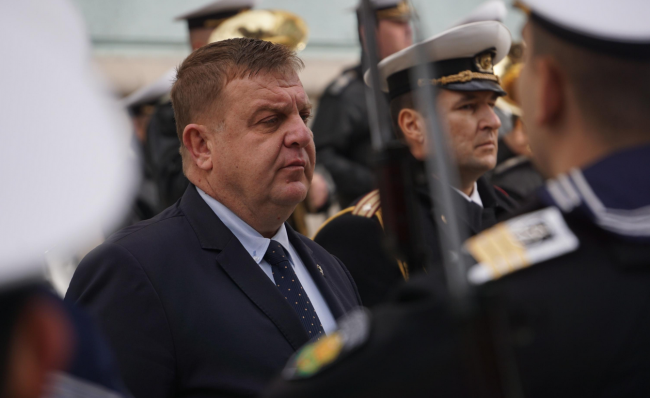 Каракачанов награди изявени военнослужещи във военноморското училище във Варна