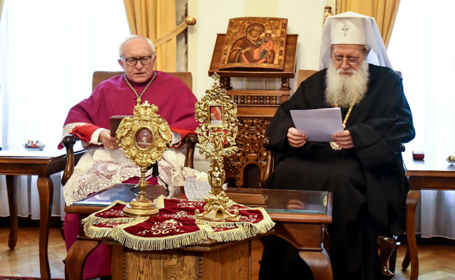 Патриарх Неофит прие дарените от Папата мощи на свети Климент и свети Потит