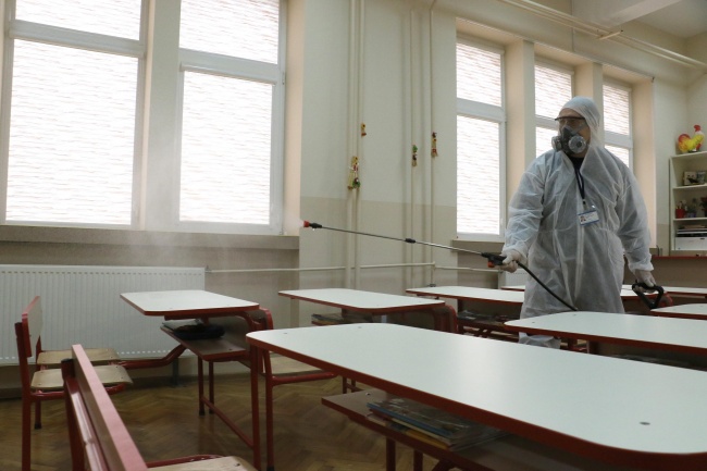  Извършват дезинфекция срещу заразата на училища в Хасково