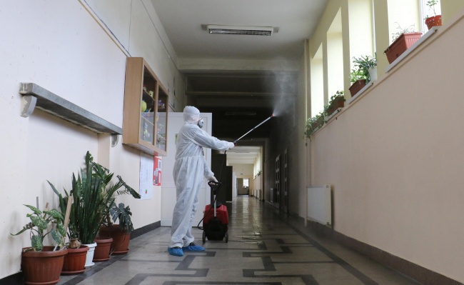  Извършват дезинфекция срещу заразата на училища в Хасково