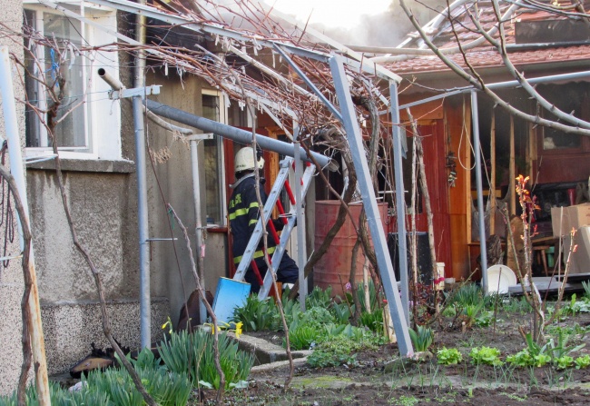 Пожар в дърводелска работилница обгази квартал в Русе