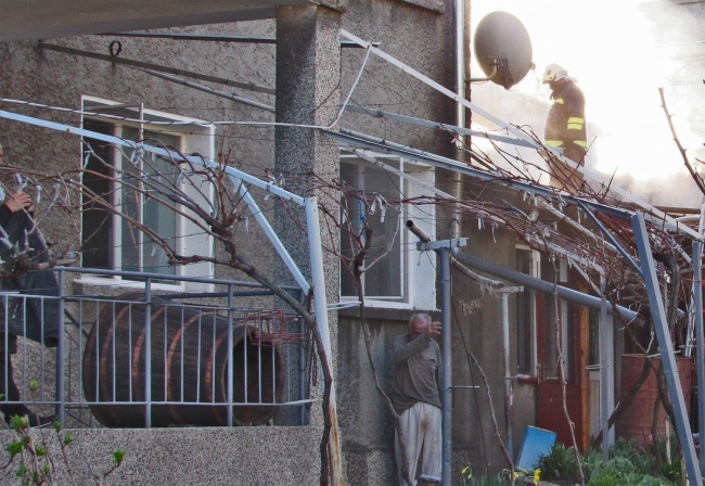 Пожар в дърводелска работилница обгази квартал в Русе