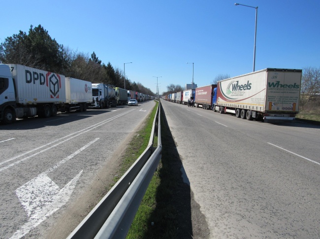 Десет километрова опашка от камиони на Дунав мост при Русе