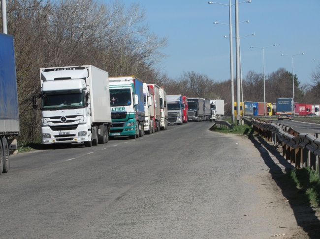Десет километрова опашка от камиони на Дунав мост при Русе