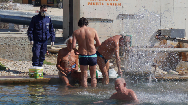 Варненските полицаи с мъка изгониха къпещите се в "Топлата вода"