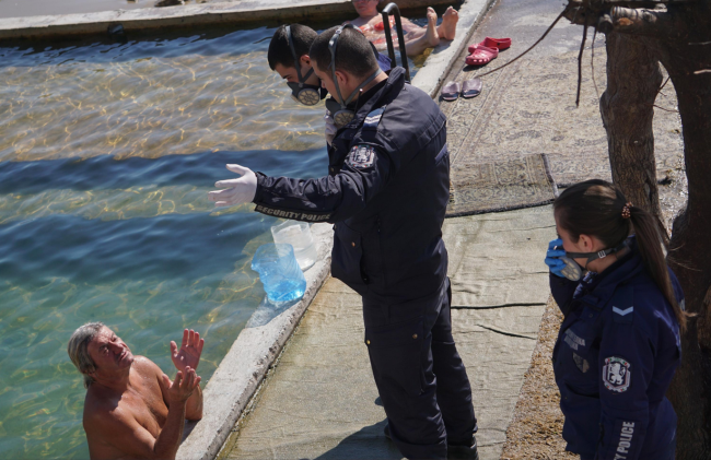 Варненските полицаи с мъка изгониха къпещите се в "Топлата вода"