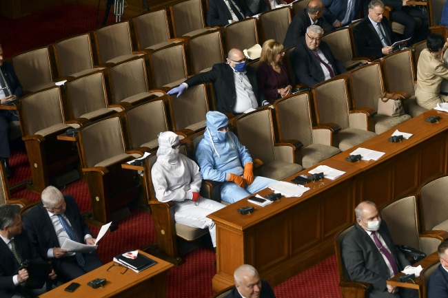 Марешки се появи в защитен ''скафандър'' в Парламента