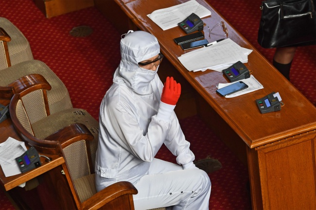 Марешки се появи в защитен ''скафандър'' в Парламента