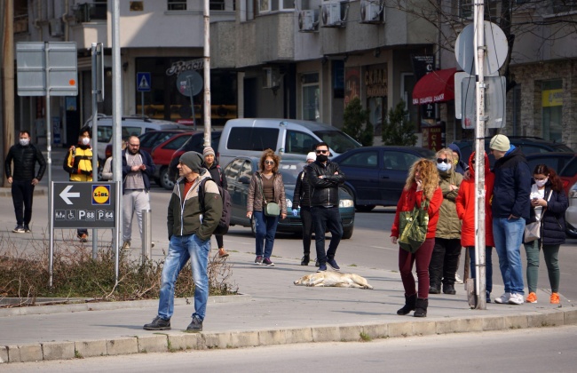 Километрични опашки пред хипермаркети във Варна