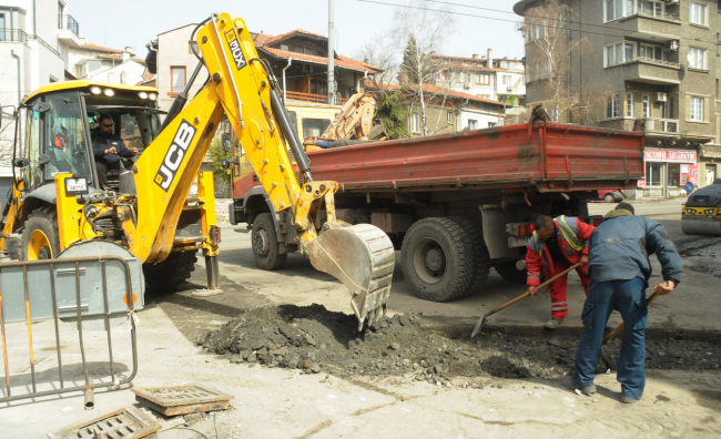 Продължава ремонта на възлова бургаска улица, въпреки пандемията
