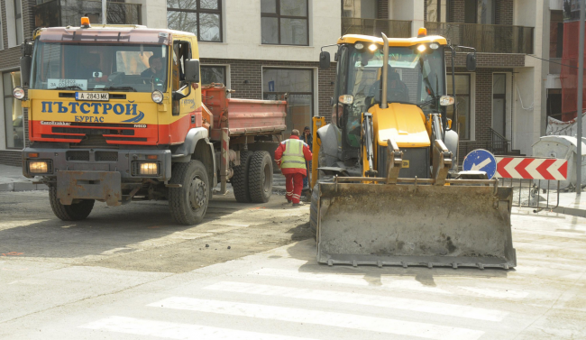 Продължава ремонта на възлова бургаска улица, въпреки пандемията