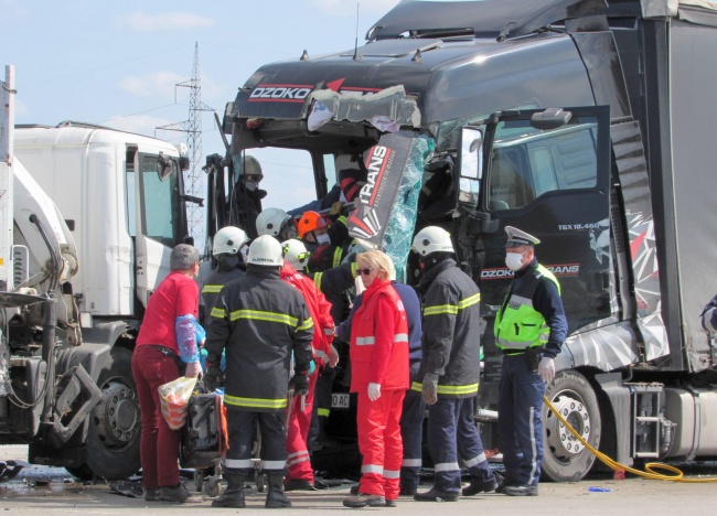 Македонски шофьор пострада при челен удар между два камиона край Русе