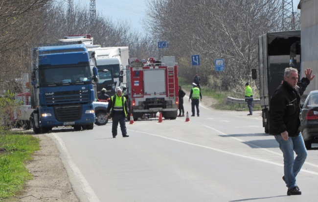 Македонски шофьор пострада при челен удар между два камиона край Русе