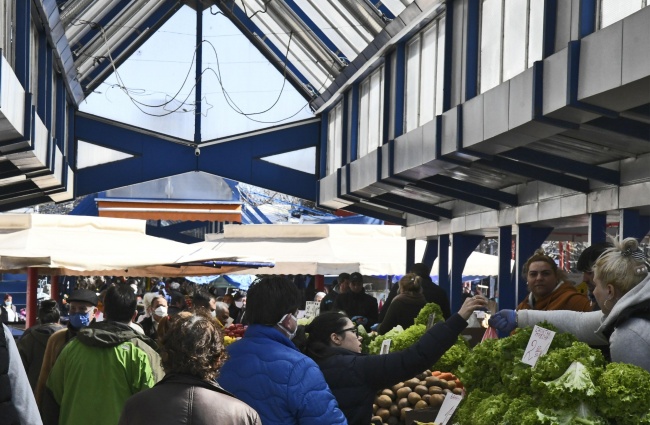 Пазарите в София пълни с хора, масово не спазват препоръките за дистанция и предпазни средства
