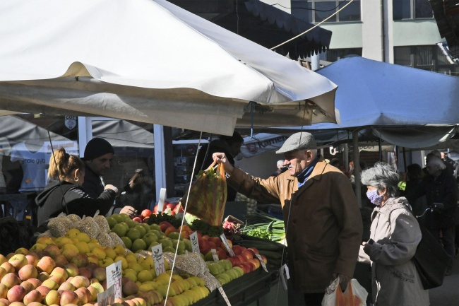 Пазарите в София пълни с хора, масово не спазват препоръките за дистанция и предпазни средства