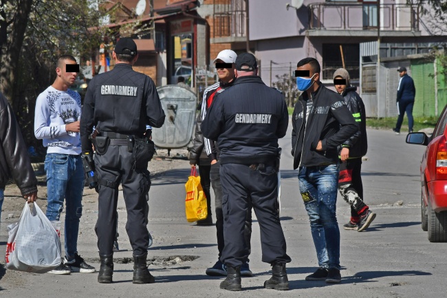 Ромски квартали в София осъмнаха с блокада и дезинфекция